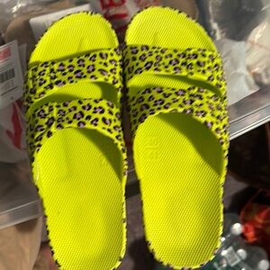 Vibrant Leopard Print Women's Slippers